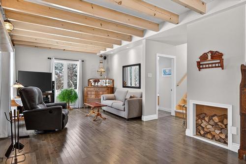Salon - 221 Ch. Després, La Minerve, QC - Indoor Photo Showing Living Room