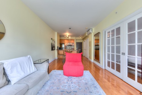 Salon - 406-150 Rue Sherbrooke E., Montréal (Ville-Marie), QC - Indoor