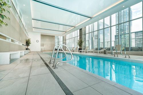 Piscine - 2210-1050 Rue Drummond, Montréal (Ville-Marie), QC - Indoor Photo Showing Other Room With In Ground Pool