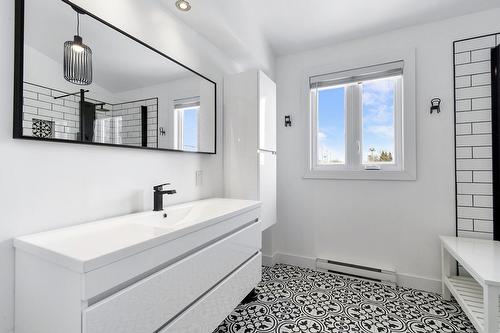 Salle de bains - 705 Rue Fleury, Laval (Fabreville), QC - Indoor Photo Showing Bathroom