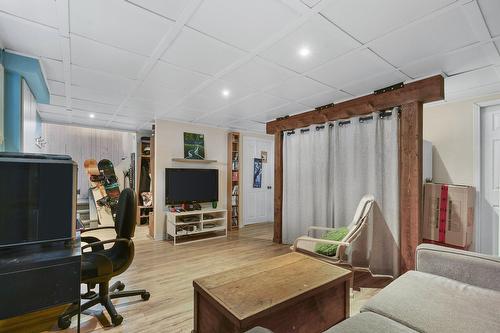 Salon - 705 Rue Fleury, Laval (Fabreville), QC - Indoor