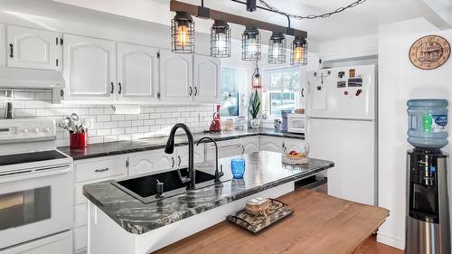 Cuisine - 221 Ch. Du Roi, Saint-Antoine-De-L'Isle-Aux-Grues, QC - Indoor Photo Showing Kitchen