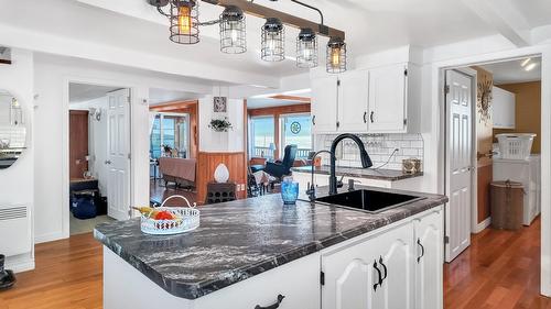 Cuisine - 221 Ch. Du Roi, Saint-Antoine-De-L'Isle-Aux-Grues, QC - Indoor Photo Showing Kitchen With Upgraded Kitchen