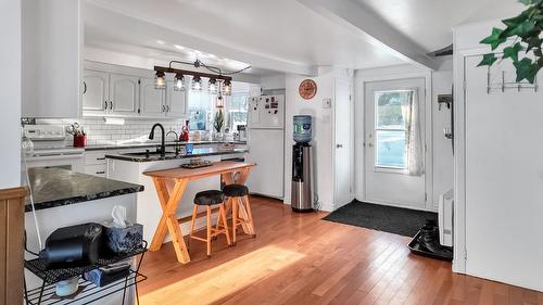 Hall d'entrée/Vestibule - 221 Ch. Du Roi, Saint-Antoine-De-L'Isle-Aux-Grues, QC - Indoor Photo Showing Kitchen