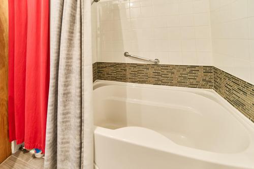 Salle de bains - 658 Rue Rabelais, Saguenay (Chicoutimi), QC - Indoor Photo Showing Bathroom