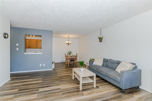 307-3226 Cowichan Lake Rd, Duncan, BC - Indoor Photo Showing Living Room