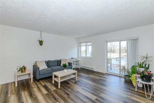 307-3226 Cowichan Lake Rd, Duncan, BC - Indoor Photo Showing Living Room