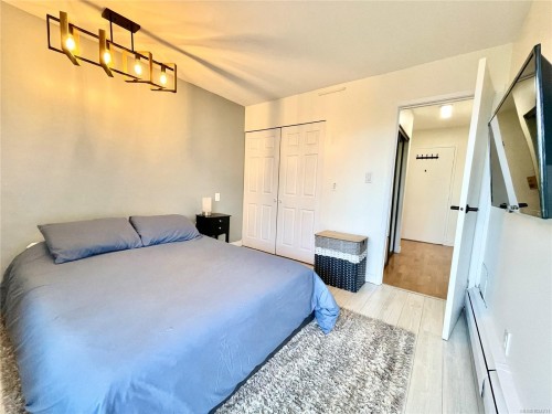 359-2930 Washington Ave, Victoria, BC - Indoor Photo Showing Bedroom
