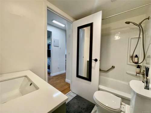 359-2930 Washington Ave, Victoria, BC - Indoor Photo Showing Bathroom