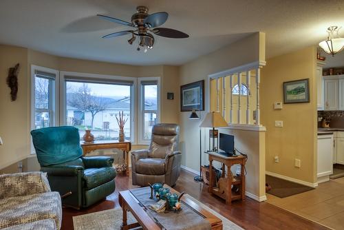 140 Heron Drive, Penticton, BC - Indoor Photo Showing Living Room