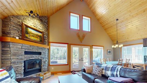 22-6324 Laurier Avenue, Wardner, BC - Indoor Photo Showing Living Room With Fireplace