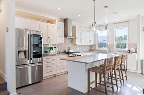 13-3756 Lakeshore Road, Kelowna, BC - Indoor Photo Showing Kitchen With Upgraded Kitchen
