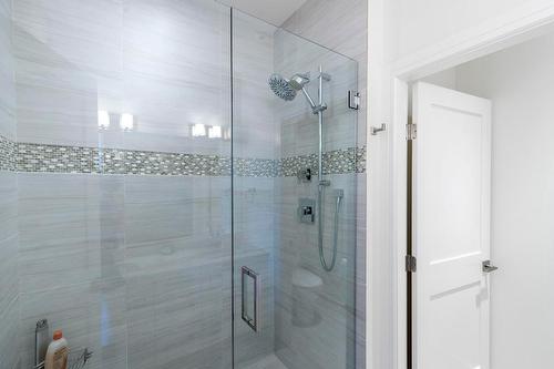 13-3756 Lakeshore Road, Kelowna, BC - Indoor Photo Showing Bathroom
