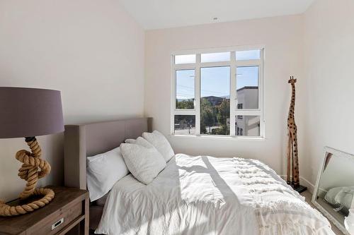 13-3756 Lakeshore Road, Kelowna, BC - Indoor Photo Showing Bedroom