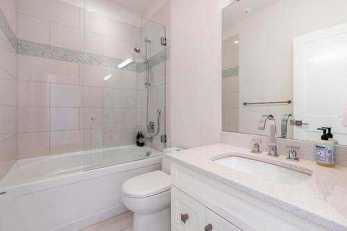 13-3756 Lakeshore Road, Kelowna, BC - Indoor Photo Showing Bathroom