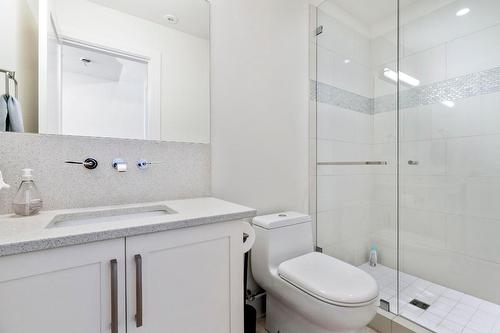 13-3756 Lakeshore Road, Kelowna, BC - Indoor Photo Showing Bathroom