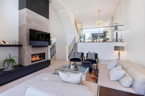 13-3756 Lakeshore Road, Kelowna, BC - Indoor Photo Showing Living Room With Fireplace