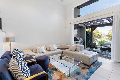 13-3756 Lakeshore Road, Kelowna, BC - Indoor Photo Showing Living Room