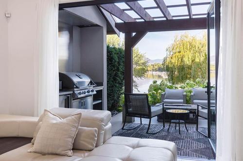 13-3756 Lakeshore Road, Kelowna, BC - Indoor Photo Showing Living Room