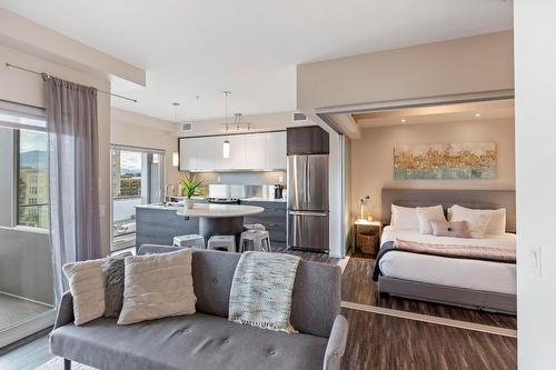 511-1290 St. Paul Street, Kelowna, BC - Indoor Photo Showing Living Room