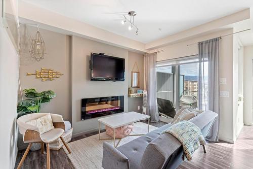 511-1290 St. Paul Street, Kelowna, BC - Indoor Photo Showing Living Room With Fireplace