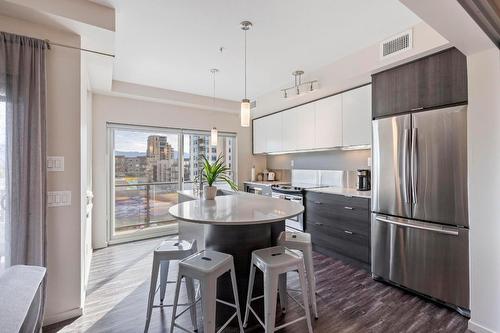511-1290 St. Paul Street, Kelowna, BC - Indoor Photo Showing Kitchen With Stainless Steel Kitchen