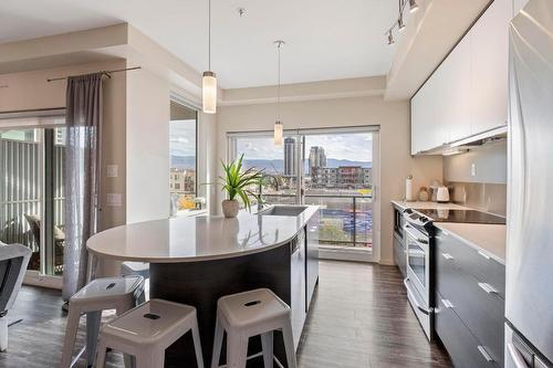 511-1290 St. Paul Street, Kelowna, BC - Indoor Photo Showing Kitchen With Stainless Steel Kitchen With Upgraded Kitchen