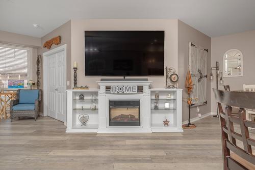 213-3550 Woodsdale Road, Lake Country, BC - Indoor Photo Showing Living Room