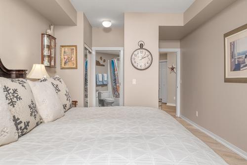 213-3550 Woodsdale Road, Lake Country, BC - Indoor Photo Showing Bedroom