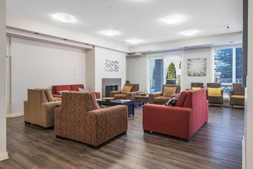 213-3550 Woodsdale Road, Lake Country, BC - Indoor Photo Showing Living Room