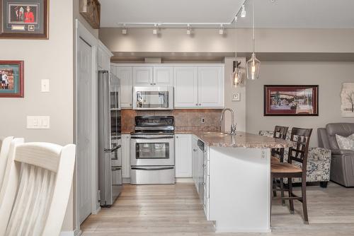 213-3550 Woodsdale Road, Lake Country, BC - Indoor Photo Showing Kitchen