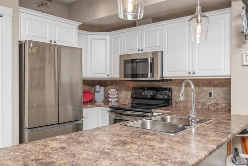 213-3550 Woodsdale Road, Lake Country, BC - Indoor Photo Showing Kitchen With Double Sink With Upgraded Kitchen