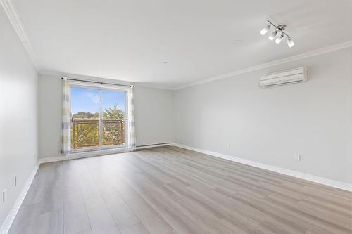 Salon - 405-5220 Boul. Des Sources, Montréal (Pierrefonds-Roxboro), QC - Indoor Photo Showing Other Room