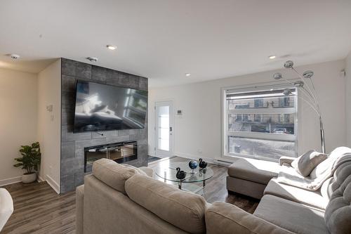 Salon - 33A Av. Sauriol, Laval (Laval-Des-Rapides), QC - Indoor Photo Showing Living Room With Fireplace