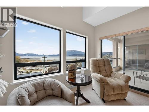 571 6 Street Ne Unit# 302, Salmon Arm, BC - Indoor Photo Showing Living Room
