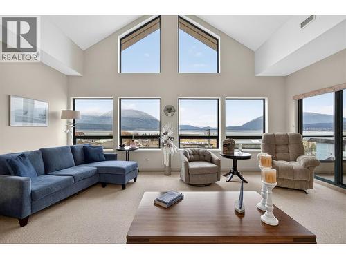 571 6 Street Ne Unit# 302, Salmon Arm, BC - Indoor Photo Showing Living Room