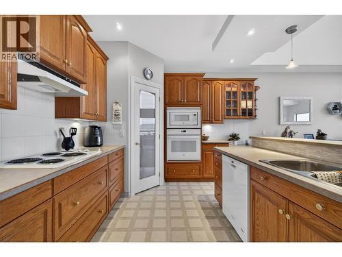 571 6 Street Ne Unit# 302, Salmon Arm, BC - Indoor Photo Showing Kitchen