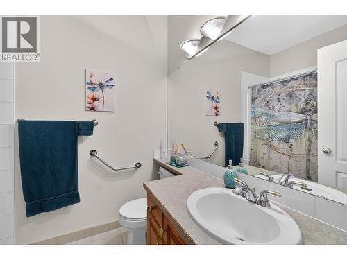 571 6 Street Ne Unit# 302, Salmon Arm, BC - Indoor Photo Showing Bathroom