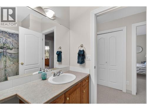 571 6 Street Ne Unit# 302, Salmon Arm, BC - Indoor Photo Showing Bathroom