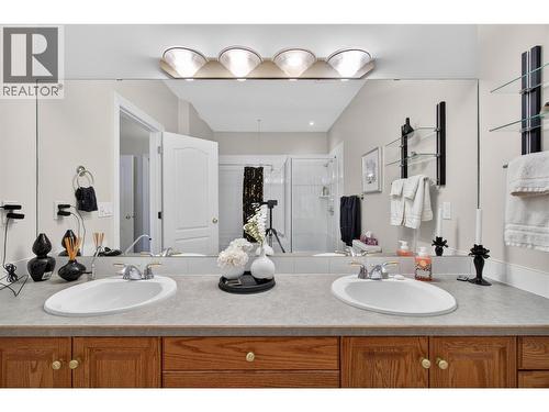 571 6 Street Ne Unit# 302, Salmon Arm, BC - Indoor Photo Showing Bathroom