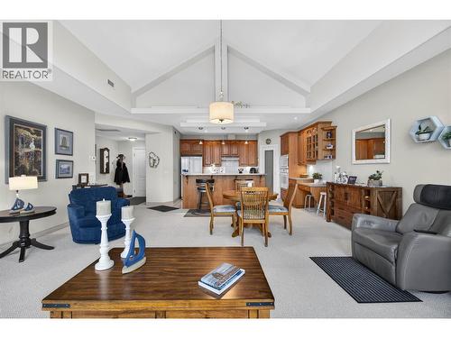 571 6 Street Ne Unit# 302, Salmon Arm, BC - Indoor Photo Showing Living Room