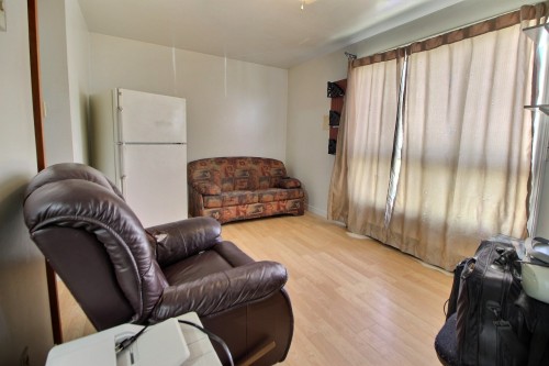 Salon - 472Z 7E Avenue O., Amos, QC - Indoor