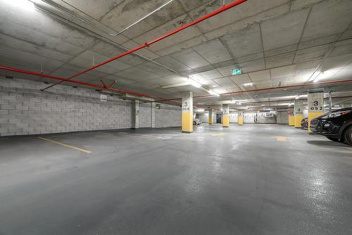 Garage - 3501-1245 Rue De Bleury, Montréal (Ville-Marie), QC - Indoor Photo Showing Garage