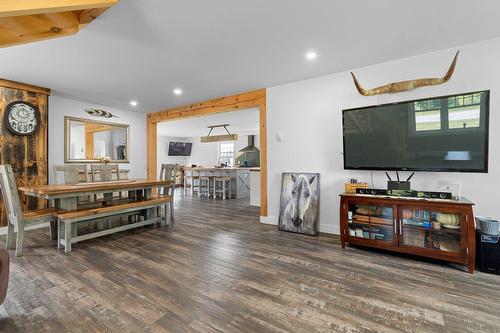 Salon - 7 Ch. De Maryland, Bristol, QC 