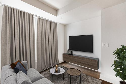 Salon - 507-1288 Rue St-Antoine O., Montréal (Ville-Marie), QC - Indoor