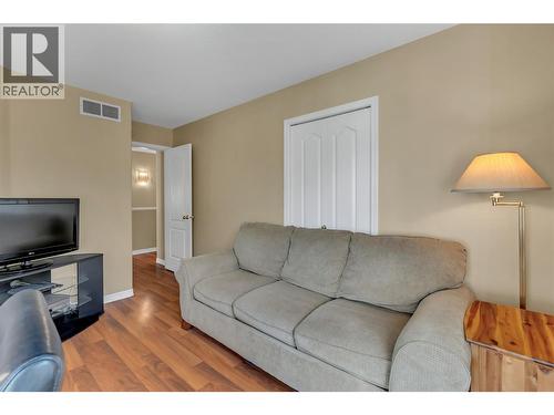 3008 Quail Crescent, Kelowna, BC - Indoor Photo Showing Living Room