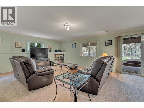 3008 Quail Crescent, Kelowna, BC - Indoor Photo Showing Living Room