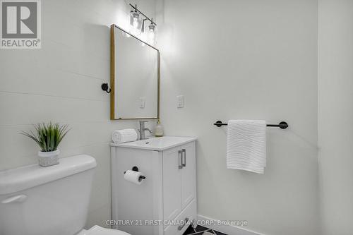 4279 South Routledge Road, London South (South V), ON - Indoor Photo Showing Bathroom