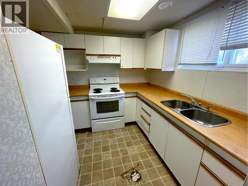 9714 9716 102 Avenue, Fort St. John, BC - Indoor Photo Showing Kitchen With Double Sink
