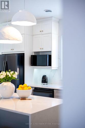 18 Mcnab Street, Strathroy-Caradoc (Se), ON - Indoor Photo Showing Kitchen With Upgraded Kitchen